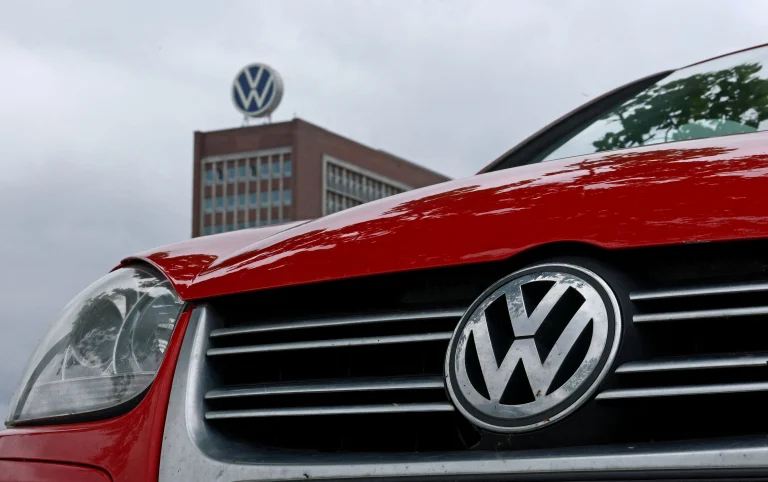 Volkswagen auto pred sídlom Volkswagen v Wolfsburgu.