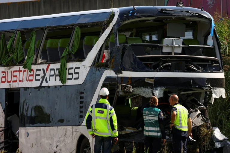 Dopravná nehoda autobusu na diaľnici A28.