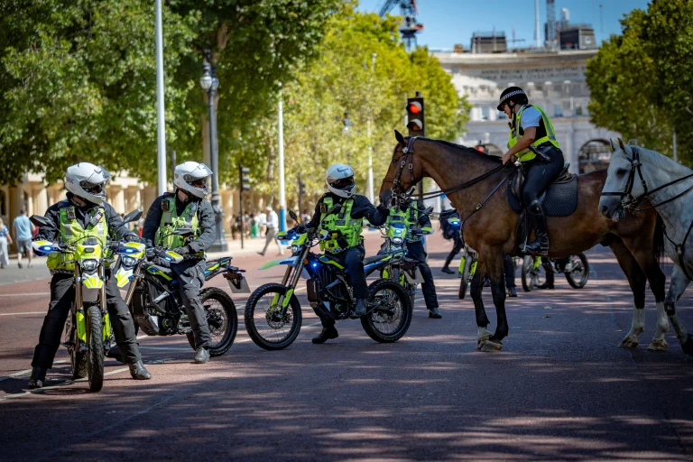 Policajti na e-bicykloch v Londýne.