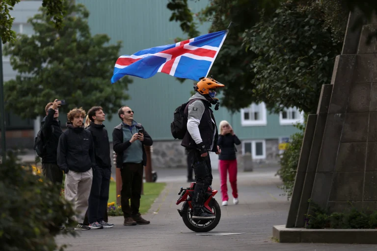 Icelanders vote on reviving accession talks.
