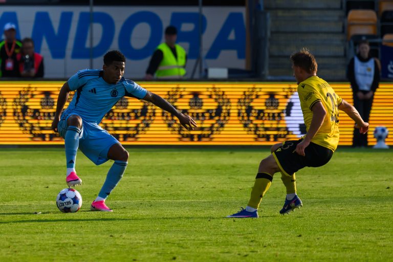 Cesar Blackman a Áki Samuelsen na ihrisku.