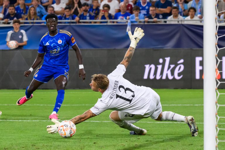 Robin Wallinder a Alasana Yirajang počas zápasu.