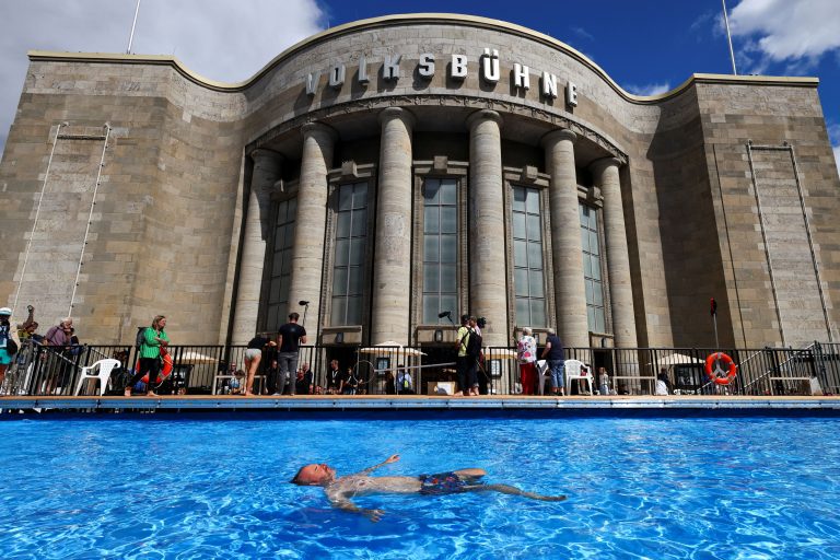 Dočasný verejný bazén pri divadle Volksbuehne.