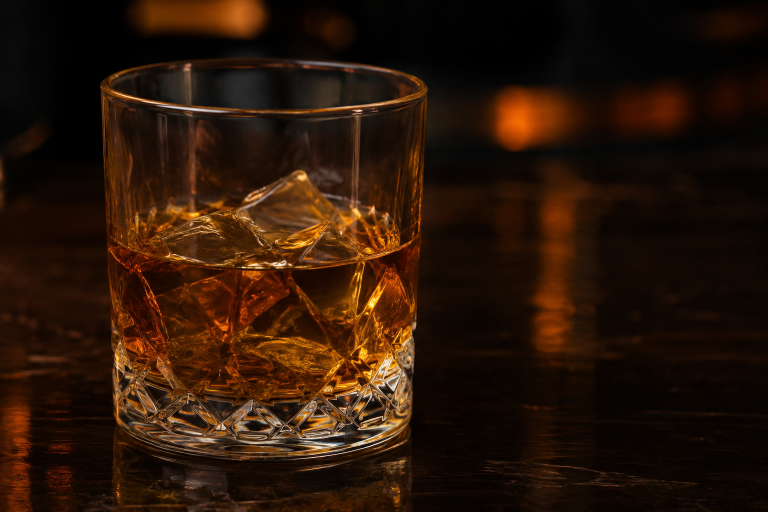 Pohár s whiskey.