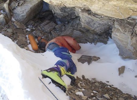 Mŕtve telo známe ako „Zelené topánky“ na Mount Evereste. Foto: X/Morbid Knowledge
