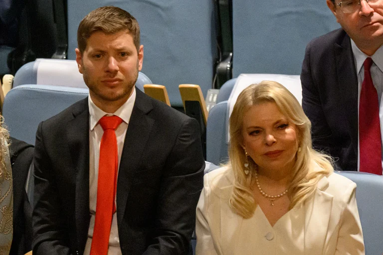 Yair and Sara Netanyahu listen to Benjamin Netanyahu's speech.