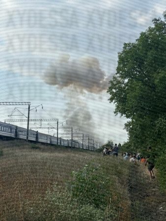 Výbuch vlaku po zásahu dronom.