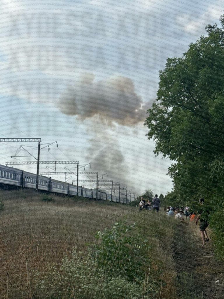 Výbuch vlaku po zásahu dronom.