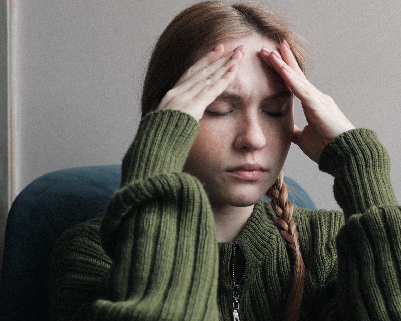 Žena s bolesťou hlavy.