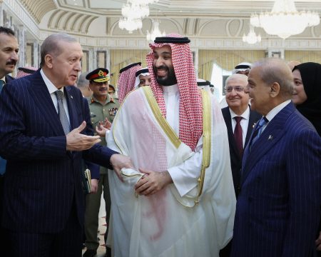 Erdogan, bin Salmán a Šaríf po podpise dohody v Mekke.