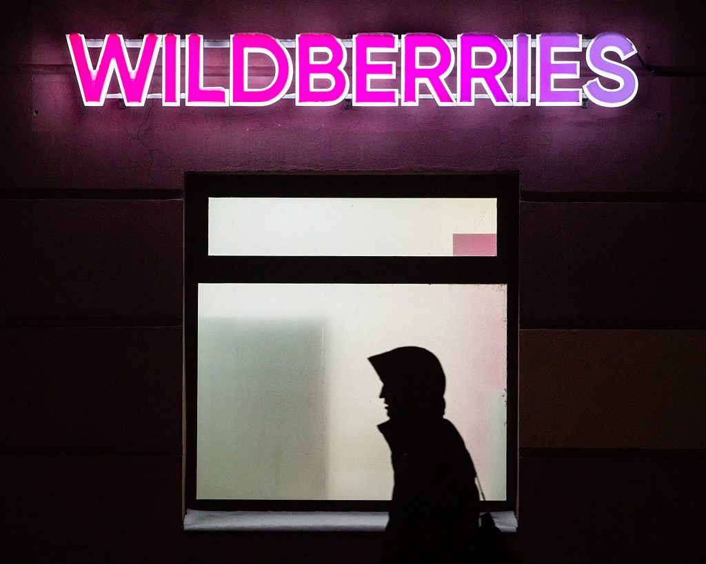 Muž prechádza okolo výdajného miesta spoločnosti Wildberries v meste Sankt Petersburg. Foto: Artem Priakhin/SOPA Images/LightRocket/Getty Images