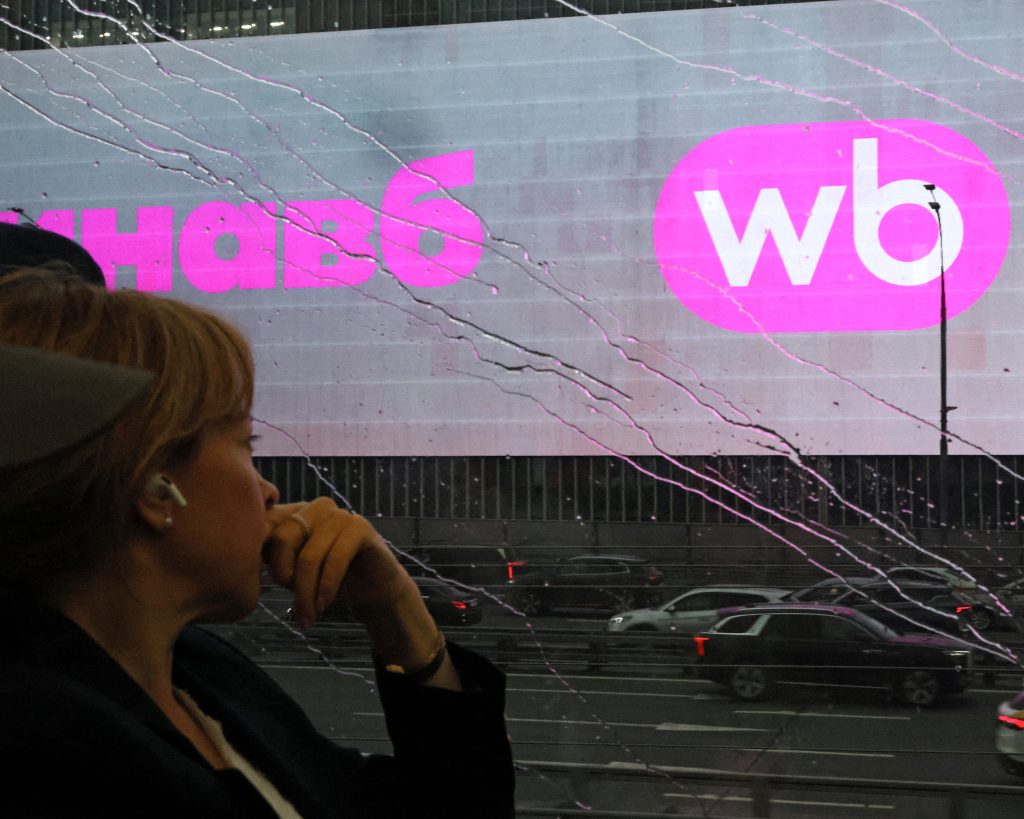 Žena cestujúca vo vlaku prechádza okolo reklamy spoločnosti Wildberries v Moskve. Foto: Anastasia Barashkova/File Photo/Reuters