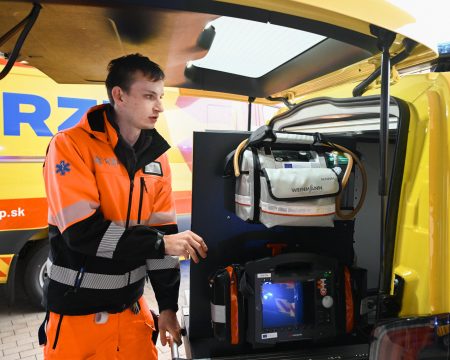 Záchranár Patrik Chromiak pri sanitke.