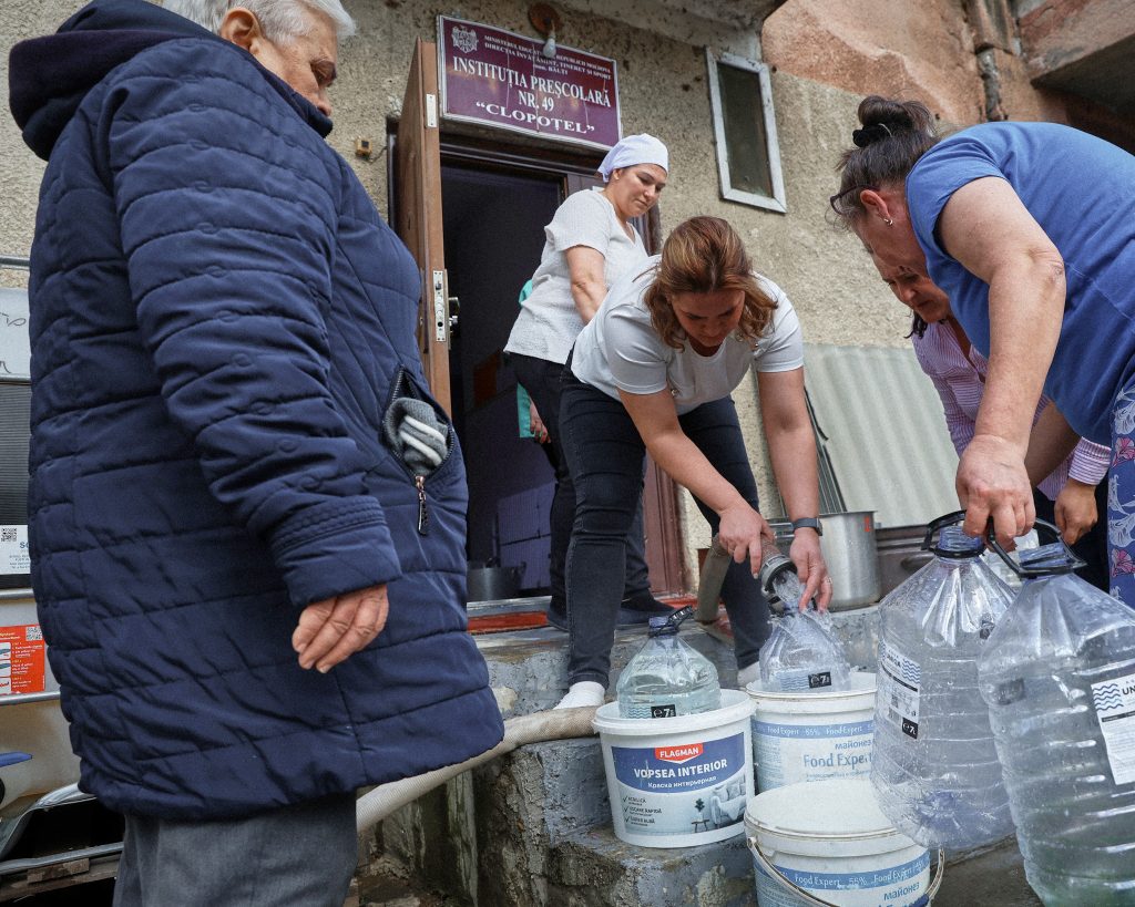 People fill containers with drinking water distributed by the emergency services in Balti, Moldova, Tuesday, March 17, 2026. Photo: AP Photo/Aurel Obreja/Profimedia