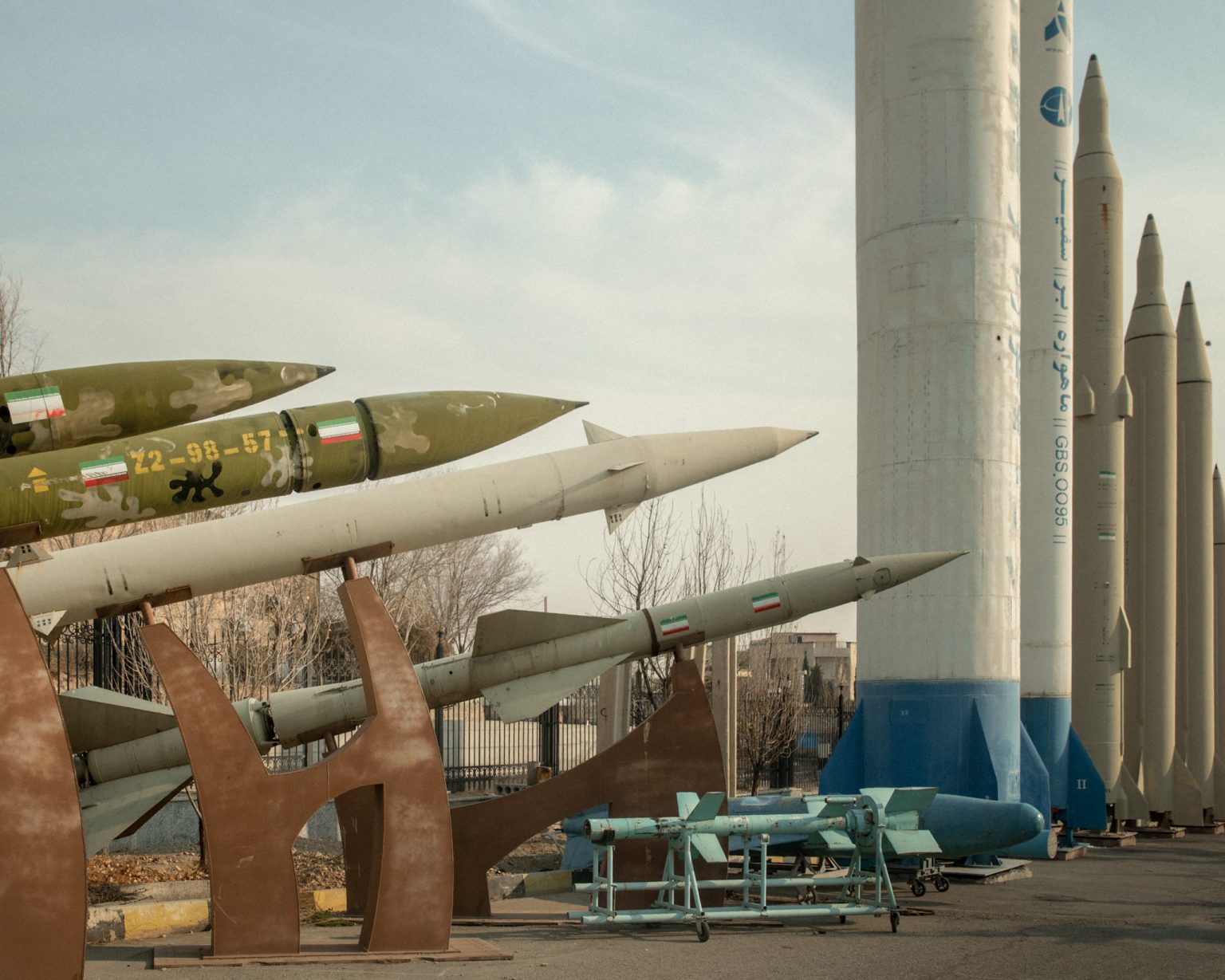 Iránske rakety vystavené v parku v Teheráne.