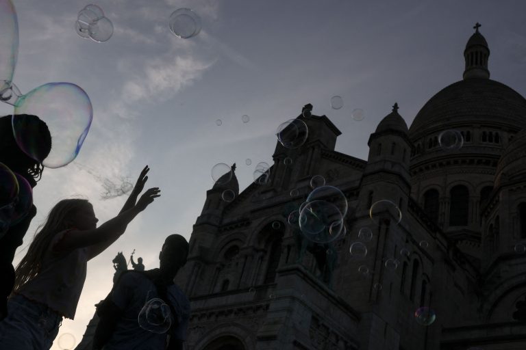 Deti sa hrajú s bublinami pred bazilikou Sacre-Coeur.