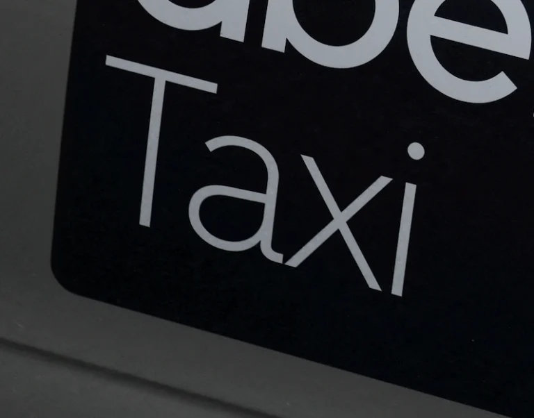 Nápis taxi na aute.