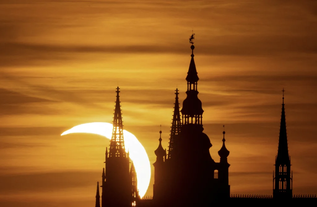 Partial solar eclipse seen from Prague. Photo: REUTERS/Eva Korinkova
