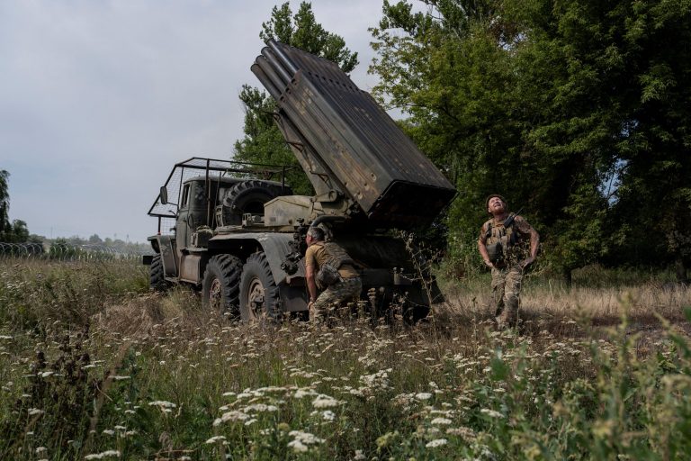 Ukrajinskí vojaci pália rakety smerom na ruské jednotky.