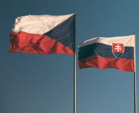 Slováci v Česku zarábajú viac ako Česi, Ukrajinci o pätinu menej. Nie je to len o občianstve