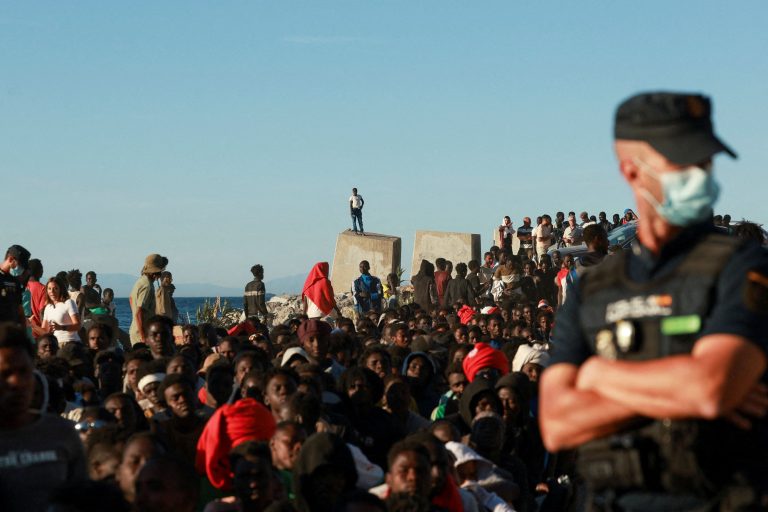 Migranti prechádzajú do Ceuty z Maroka.