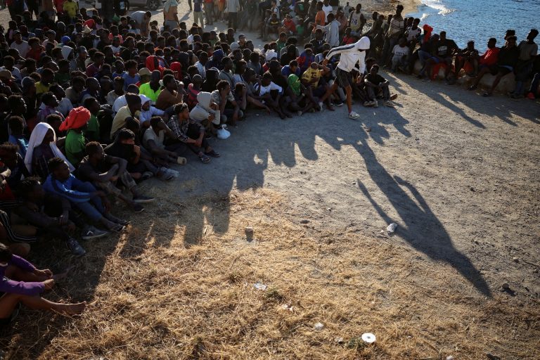 Migranti prechádzajú z Maroka do Ceuty.