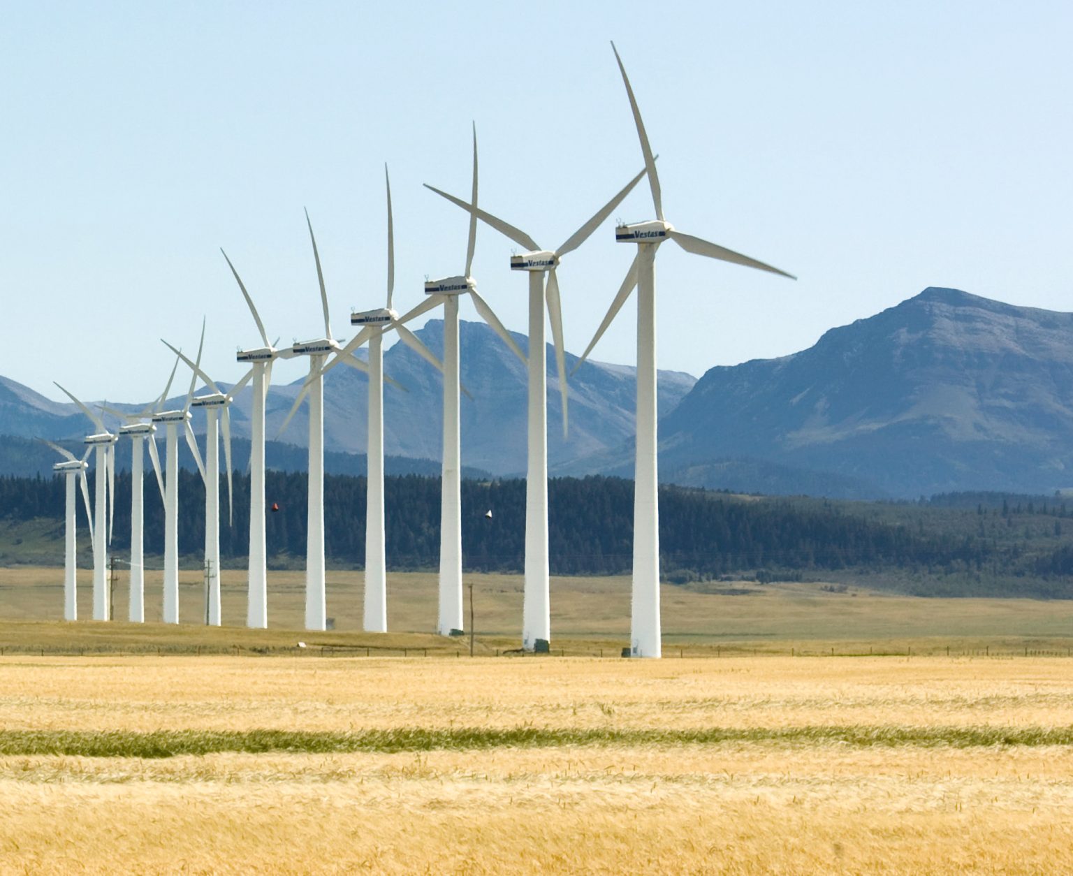 Najnovšia generácia veterných turbín Vestas s pšeničným poľom a Skalnatými horami. Foto: Eye Ubiquitous/Universal Images Group via Getty Images