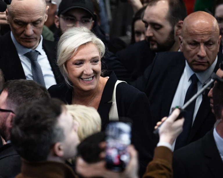 Marine Le Pen emphasizes the referendum.