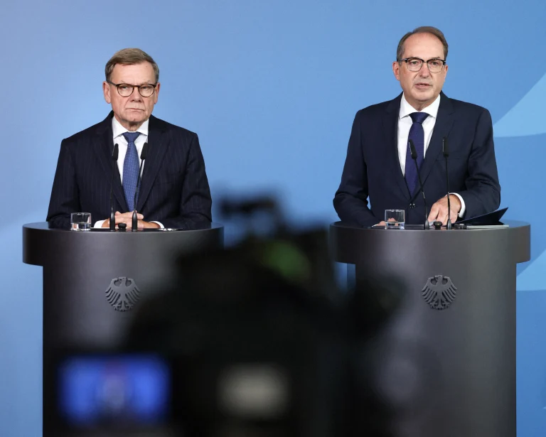 Ministri Johann Wadephul a Alexander Dobrindt na tlačovej konferencii v Berlíne.