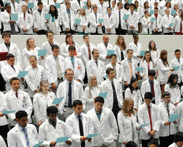 Študenti Albany Medical College dostávajú biele plášte.