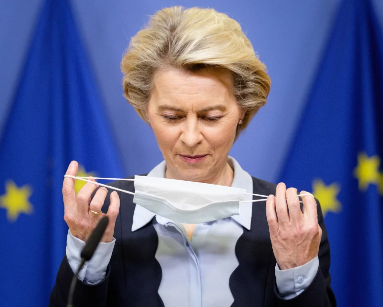 Ursula von der Leyen puts on a face mask.