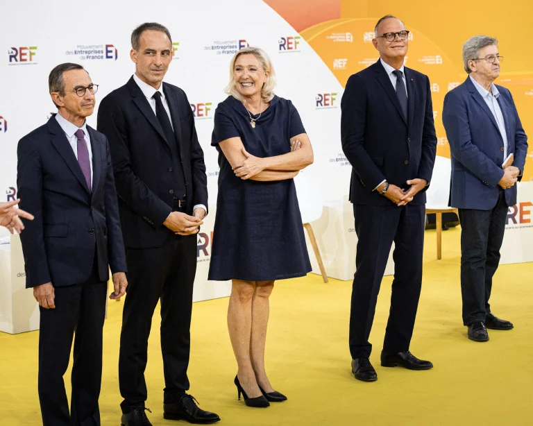 Politici na prvej debate prezidentských volieb vo Francúzsku 2027.