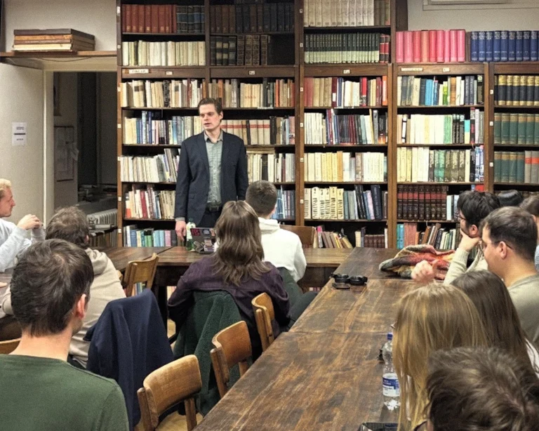 Dávid Púchovský prednáša na škole. Foto: Instagram