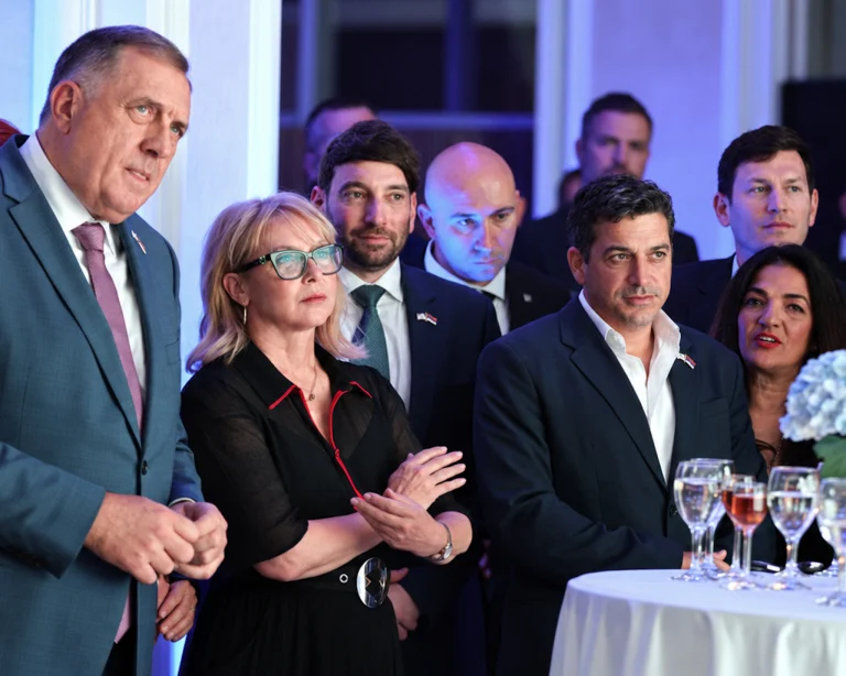 Milorad Dodik a ďalší na otváracom ceremoniáli v Banja Luke.