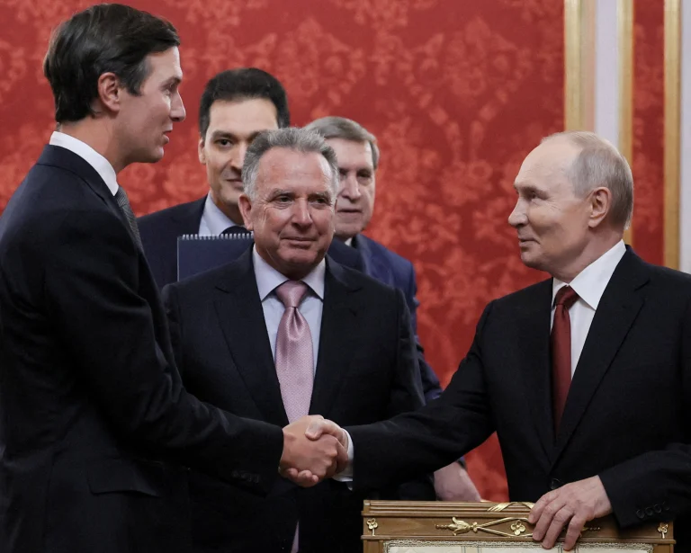 Vladimir Putin si podáva ruku s Jaredom Kushnerom v Kremli.