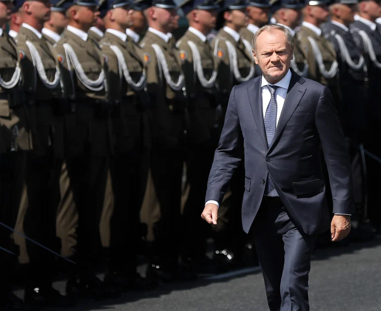 Donald Tusk s poľskou armádou.