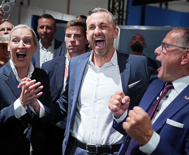 Lídri AfD oslavujú úspech vo voľbách v Sasku-Anhaltsku.
